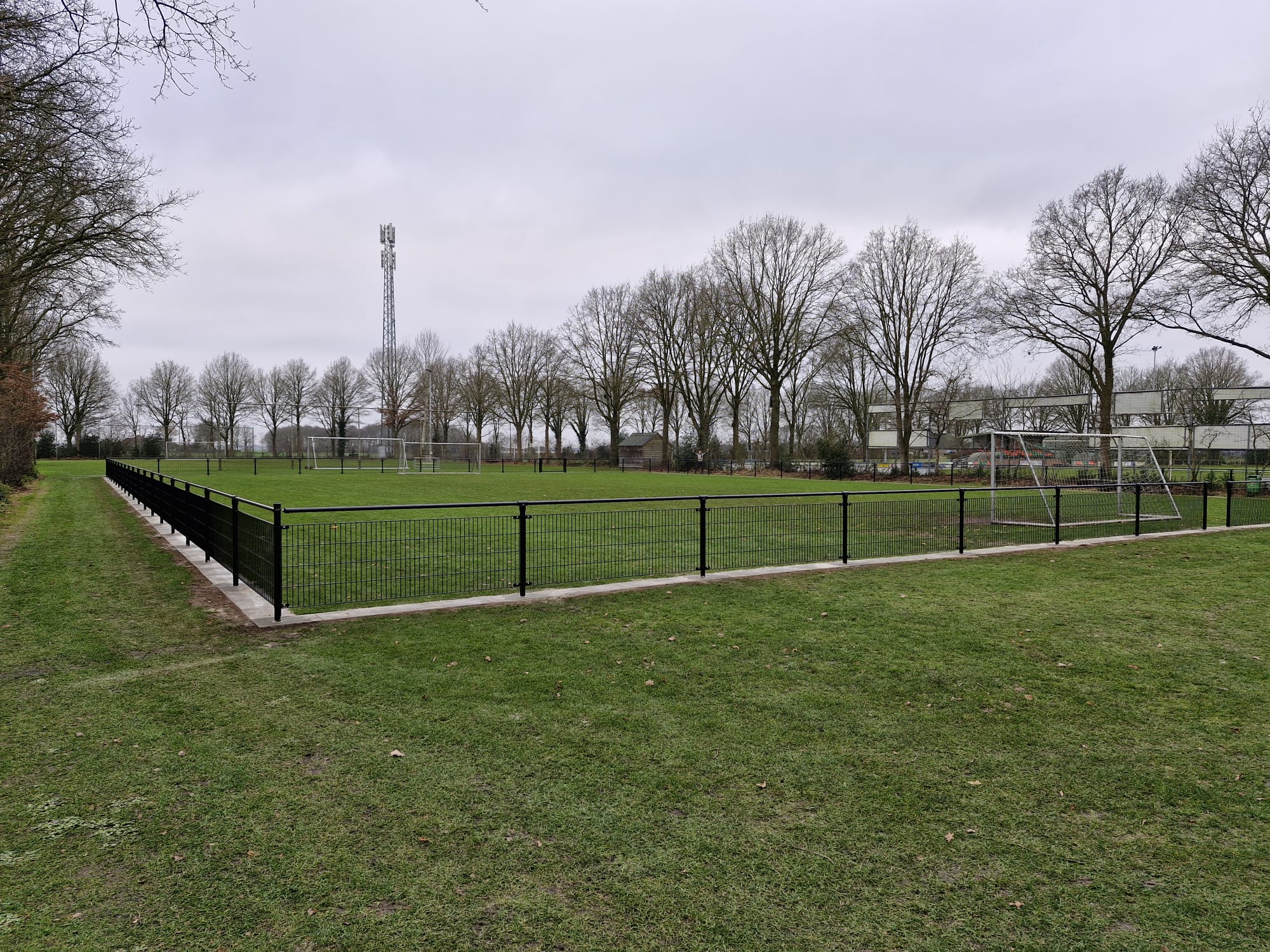 Omheining jeugdveld gereed!