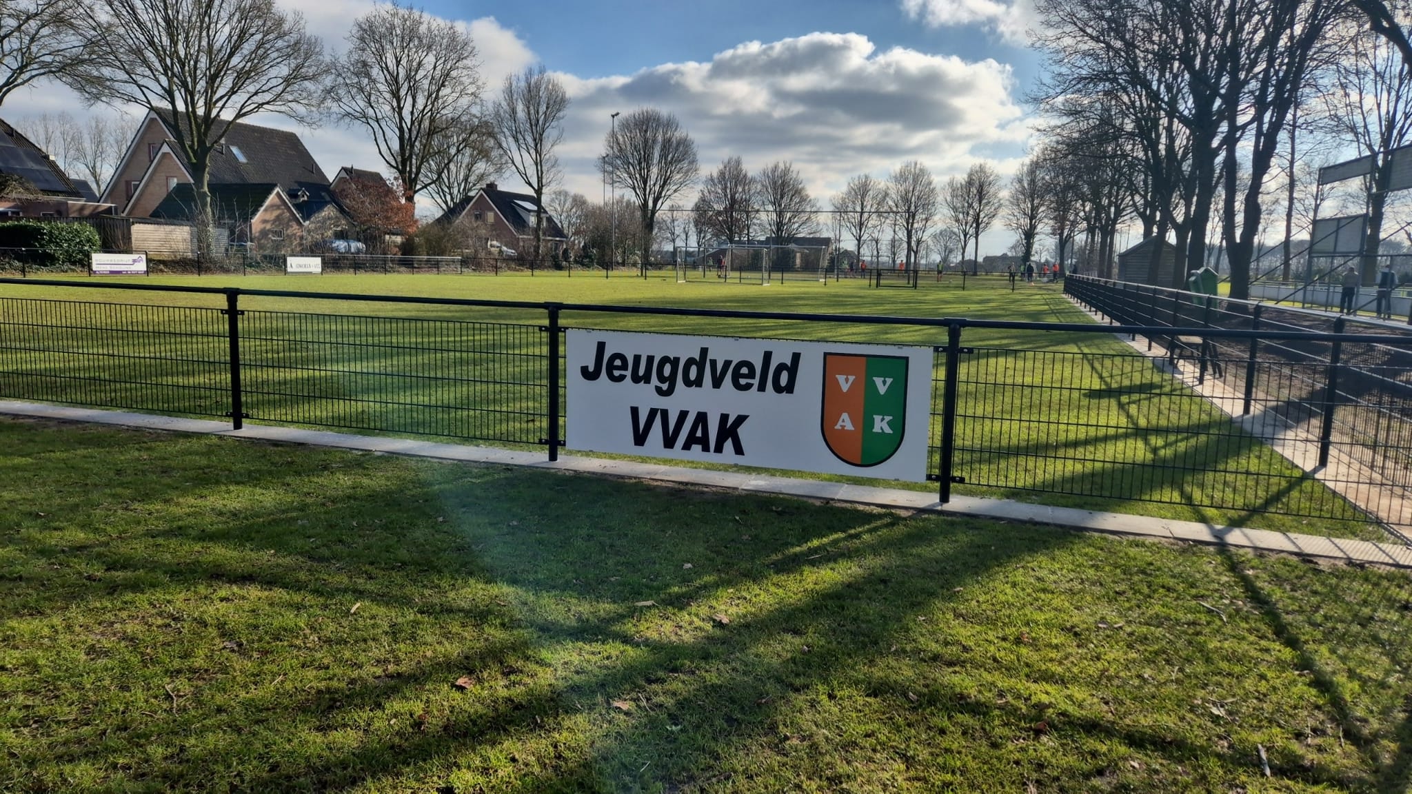 Jeugdveld met nieuwe omheining eindelijk in gebruik!